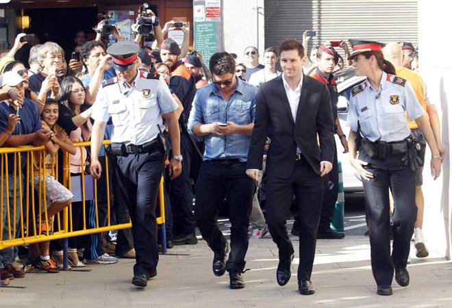 Messi rời tòa án