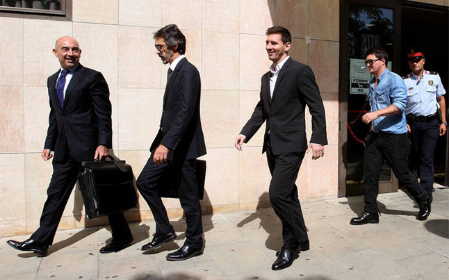Messi rời tòa án