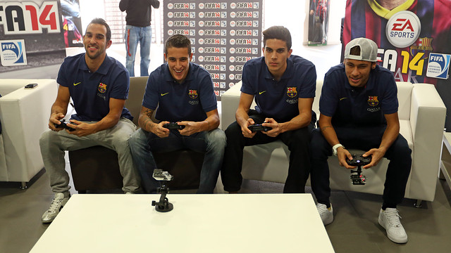 Các cầu thủ Barça tranh tài Fifa 14 trên Xbox One