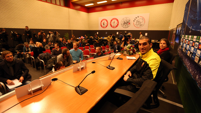 Pinto trong buổi họp báo ở sân Ajax Amsterdam
