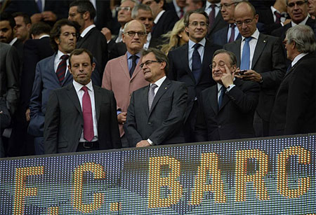 2 chủ tịch trên khán đài Camp Nou