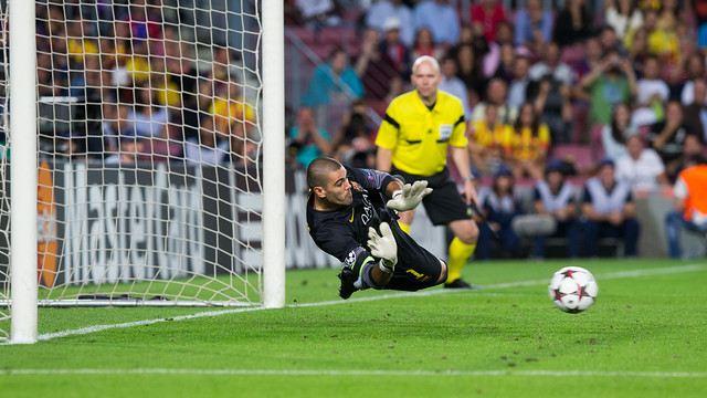 Victor Valdes cản phá penalty