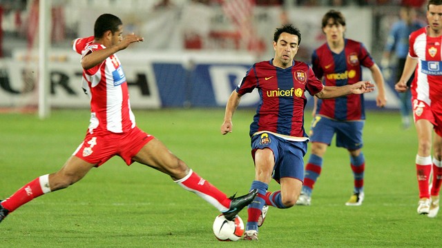 Xavi đọ sức với Almeria năm 2008