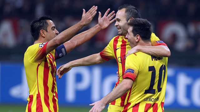 Xavi chia vui với Messi sau bàn gỡ hòa