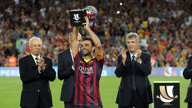 Xavi nâng cao chiếc siêu cúp lần thứ 11 của Barça
