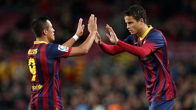 Afellay chia vui cùng Alexis khi kết thúc trận đấu