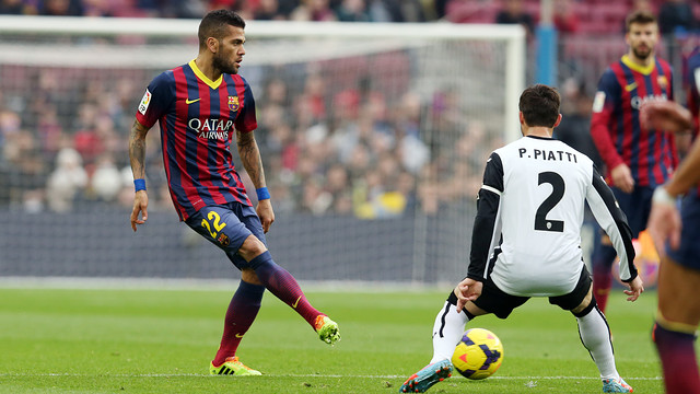 Alves trong trận đấu với Valencia