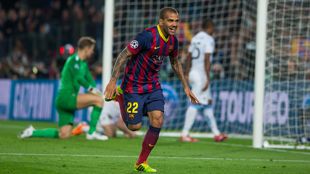 Alves vượt qua kỷ lục của Cocu