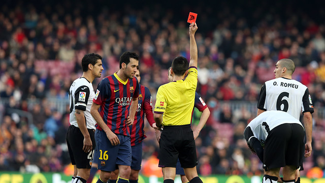 Jordi Alba nhận thẻ đỏ rời sân