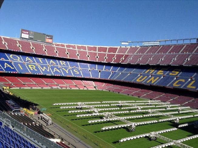 Sân Camp Nou sơn Qatar Airways trên các hàng ghế