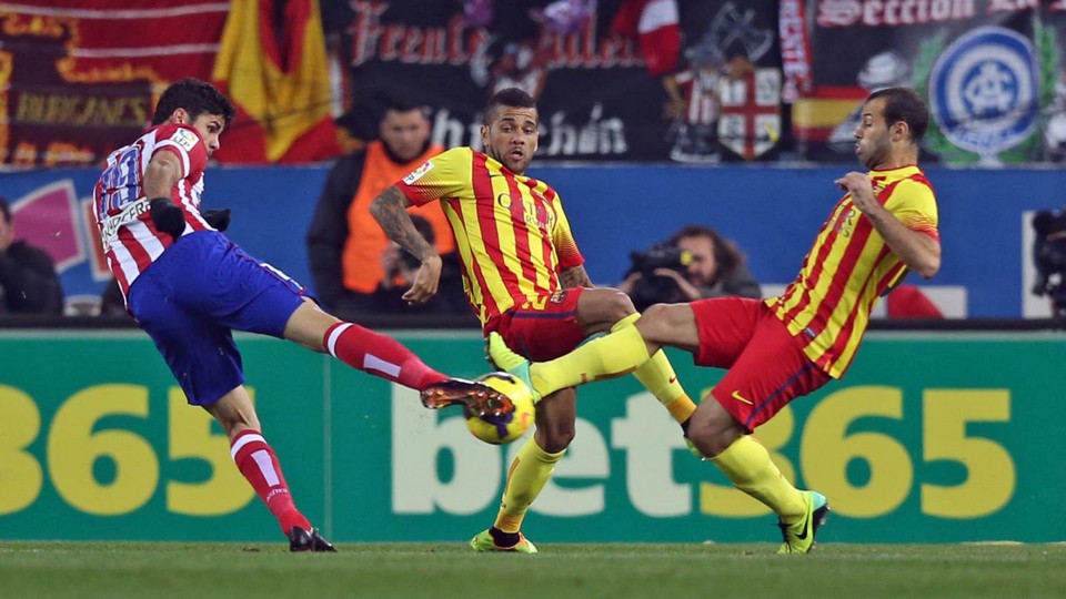 Costa sút bóng trước sự truy cản của Alves và Mascherano