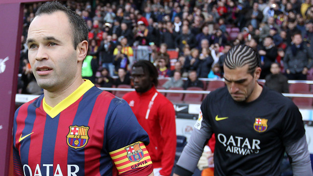 Iniesta ra sân đeo băng đội trưởng
