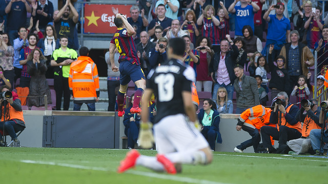 Iniesta ăn mừng bàn thắng ghi được vào lưới Osasuna