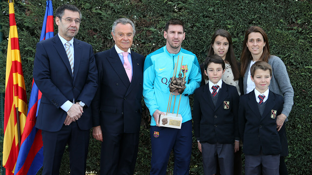 Messi nhận danh hiệu cầu thủ Barça xuất sắc nhất mùa giải lần thứ 3