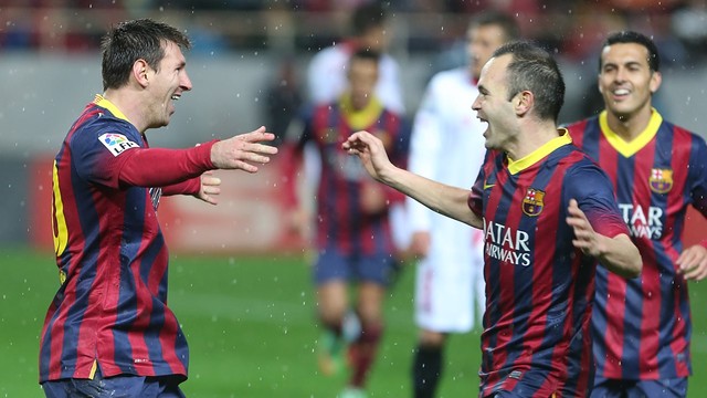 Messi ăn mừng bàn thắng cùng Iniesta