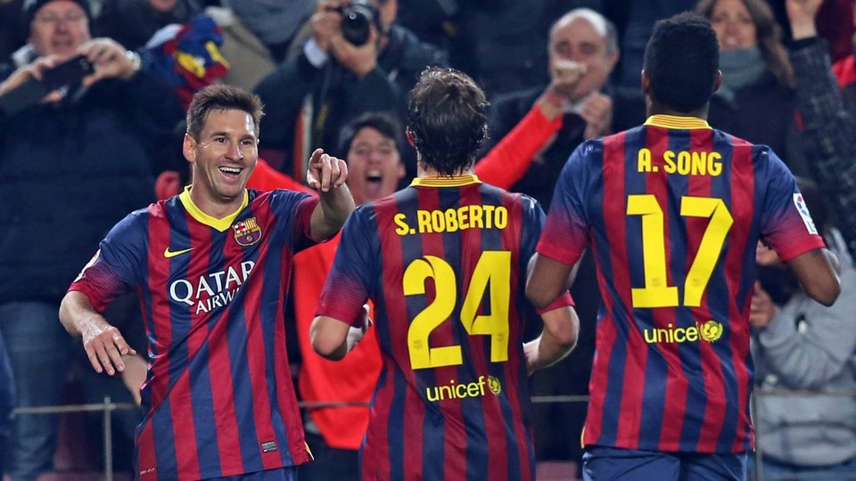 Messi ăn mừng bàn thắng cùng Sergi Roberto và Song