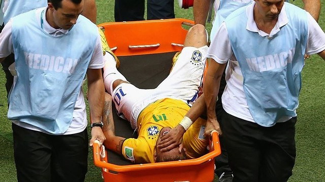 Neymar đau đớn khi được cáng ra sân