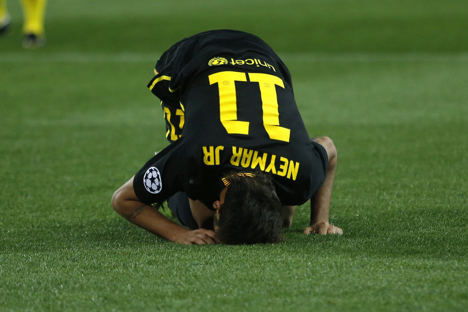 Neymar ôm chân sau pha va chạm với hậu vệ Atletico