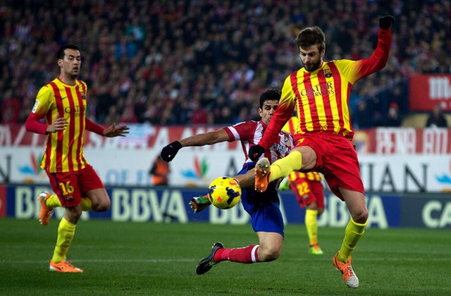 Pique đánh chặn Diego Costa