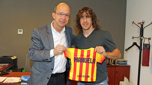 Phó chủ tịch Jordi Cardoner  trao chiếc áo tên con gái đầu lòng Puyol cho đội trưởng