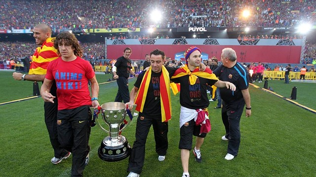 Puyol cùng đồng đội mang cúp ra khoe trên Camp Nou