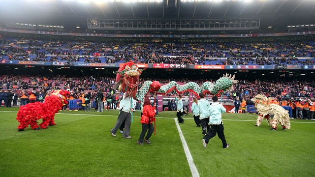 Đội múa Lân Rồng trên sân Camp Nou