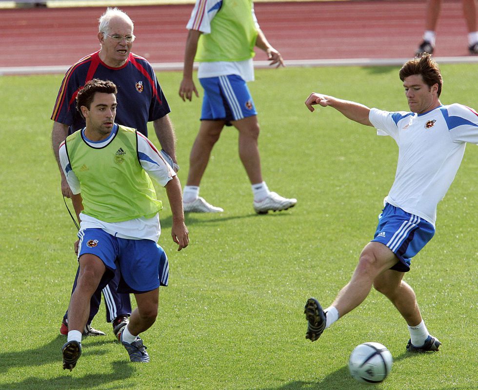 Xavi tập luyện dưới sự hướng dẫn của Luis Aragones